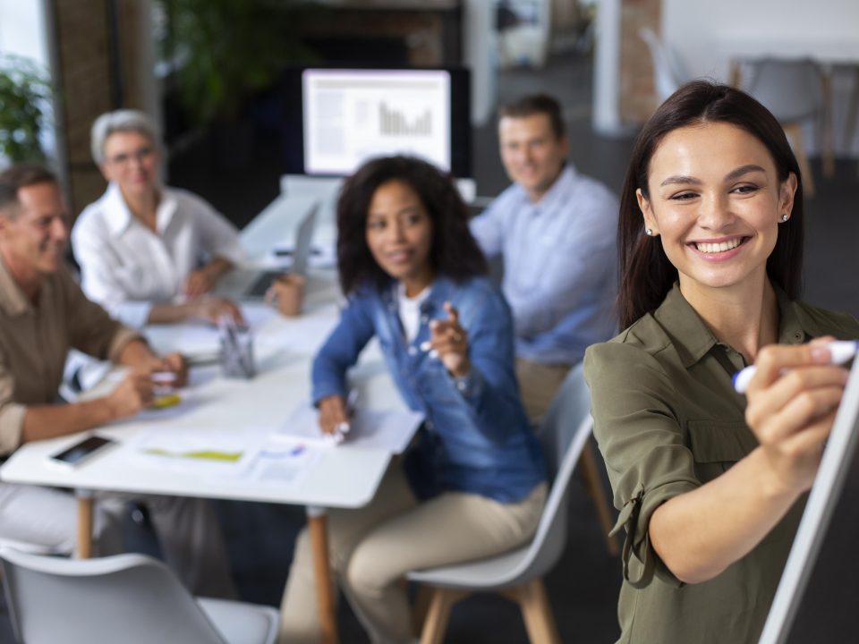 equipe trabalhando unida com o mesmo objetivo