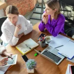 Líder e Equip discutindo estratégias de comunicação eficaz no ambiente de trabalho