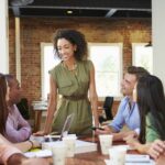 Líderes trabalhando em harmonia, representando alta performance com equilíbrio e bem-estar.