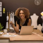 Mulher empreendedora trabalhando com propósito e equilíbrio, representando o poder do empreendedorismo feminino