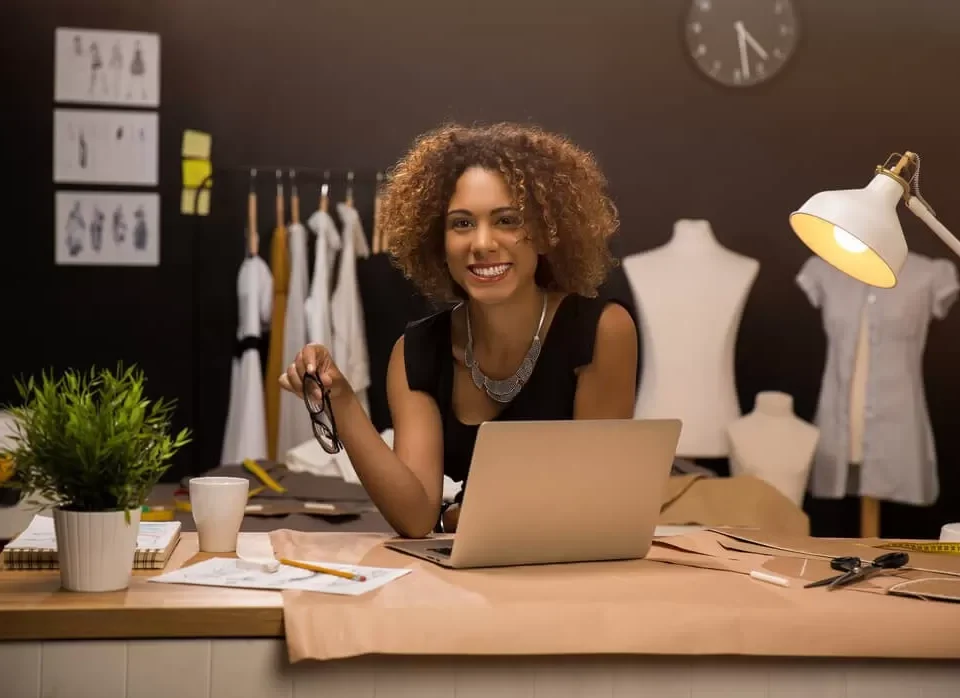 Mulher empreendedora trabalhando com propósito e equilíbrio, representando o poder do empreendedorismo feminino