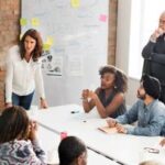 Líder e equipe discutindo estratégias de comunicação eficaz no ambiente de trabalho