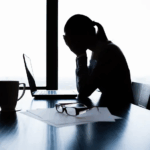 Líder solitário(a) em um escritório moderno com um laptop.
