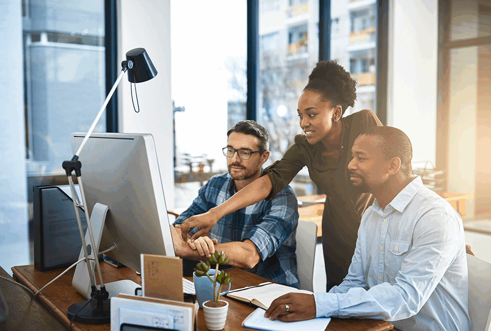 Pessoas anotando ideias para planejamento do próximo ano