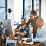 Pessoas anotando ideias para planejamento do próximo ano