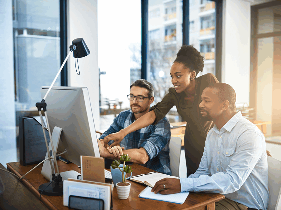 Pessoas anotando ideias para planejamento do próximo ano