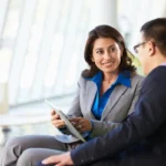 Uma líder conversando com seu liderado sobre sua performance e seu desenvolvimento. Uma conversa de feedback.