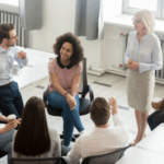 Equipe discutindo estratégias de comunicação eficaz no ambiente de trabalho."A importância de uma liderança contemporânea e suas 5 chaves para o sucesso