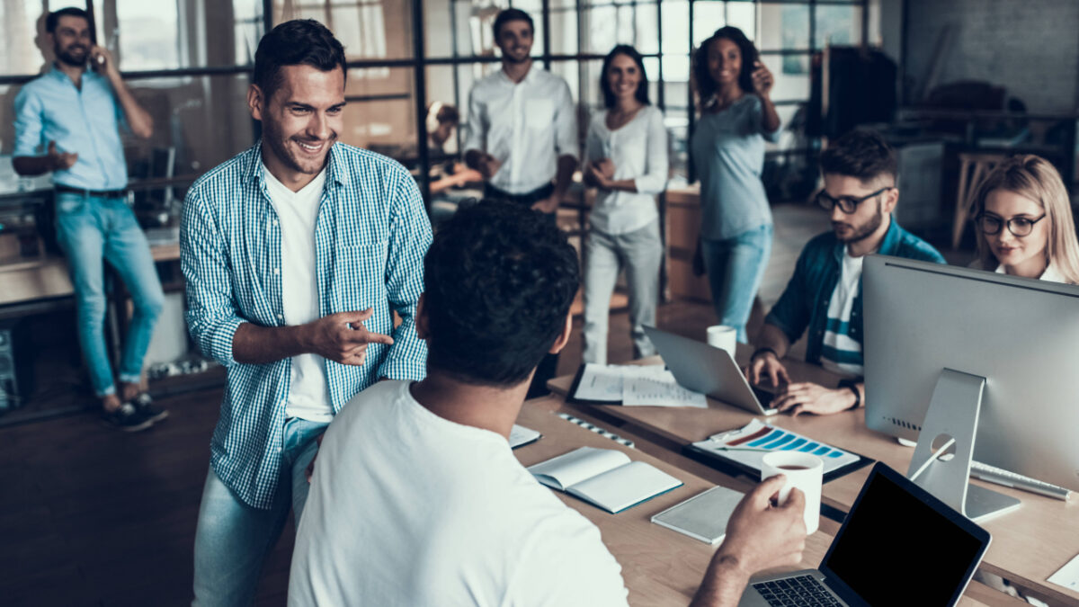 Equipe discutindo estratégias de comunicação eficaz no ambiente de trabalho