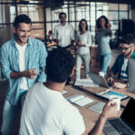 Equipe discutindo estratégias de comunicação eficaz no ambiente de trabalho