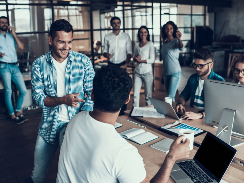 Equipe discutindo estratégias de comunicação eficaz no ambiente de trabalho