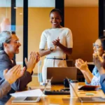Líder e sua equipe discutindo sobre a importância de formar sucessores.