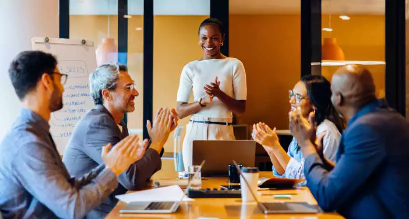 Líder e sua equipe discutindo sobre a importância de formar sucessores.