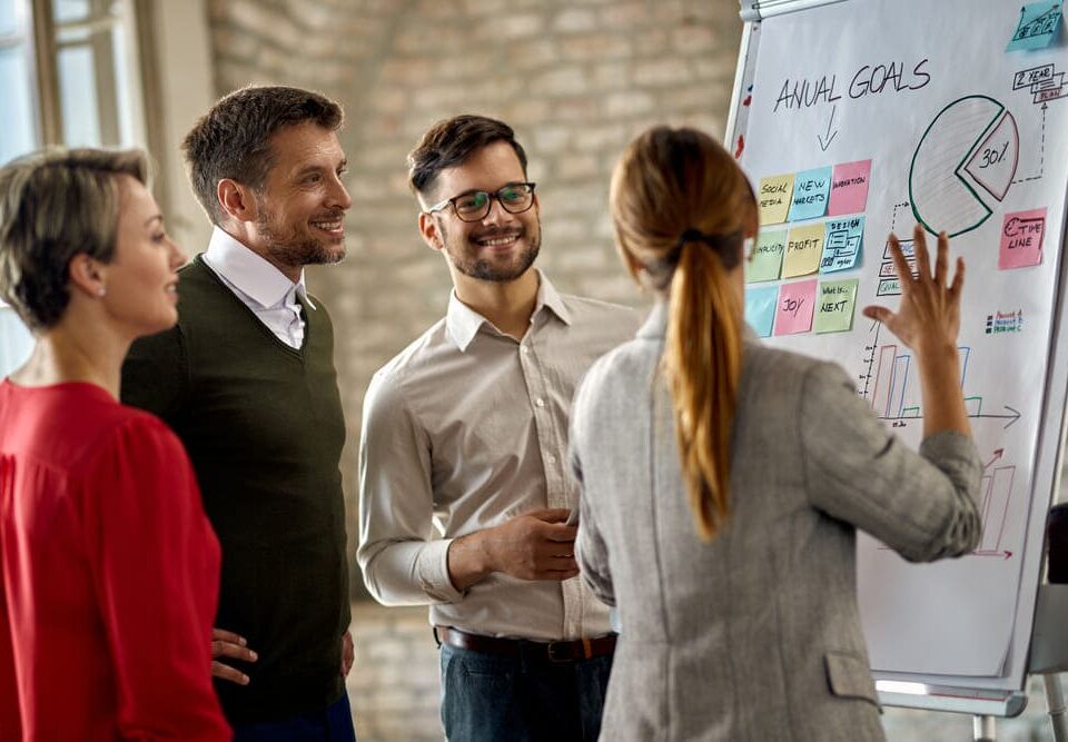 Uma líder orientando seu time em um escritório moderno.