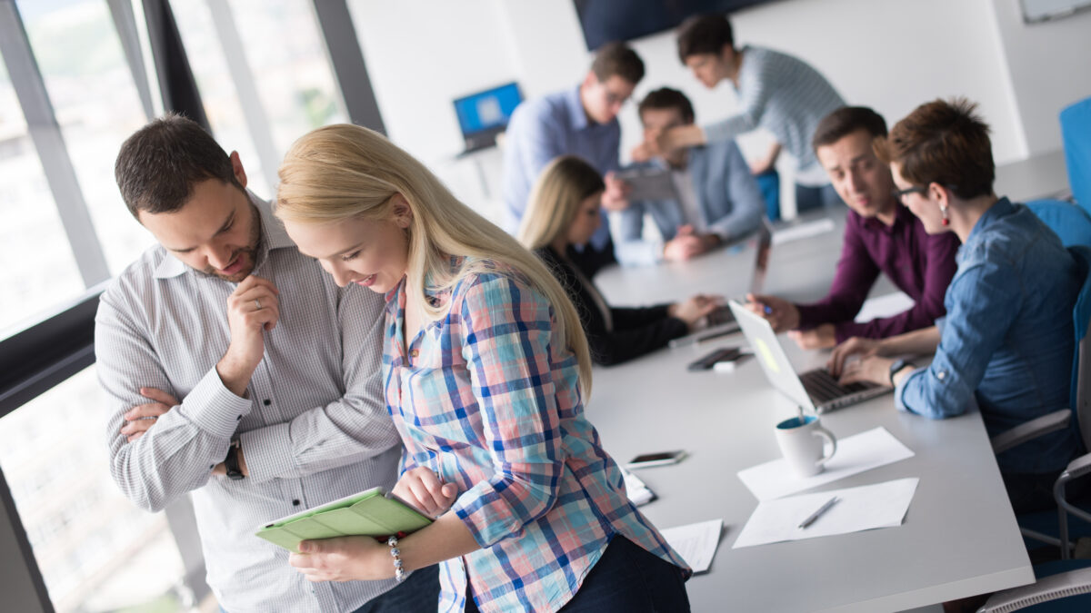 Equipe em reunião muito produtiva sobre metas do próximo ano.