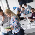 Equipe em reunião muito produtiva sobre metas do próximo ano.