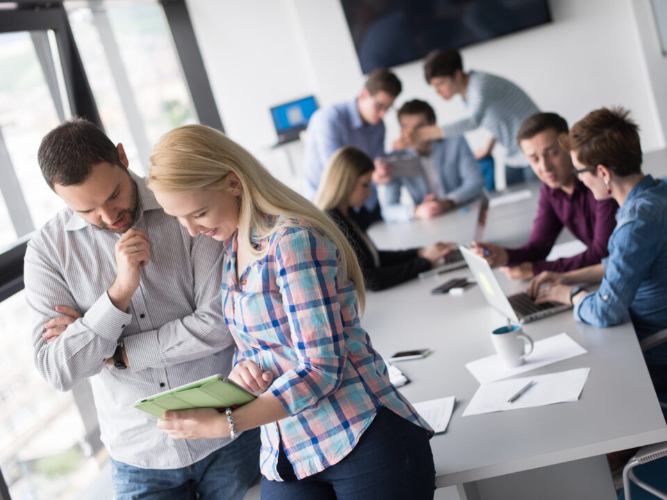 Equipe em reunião muito produtiva sobre metas do próximo ano.