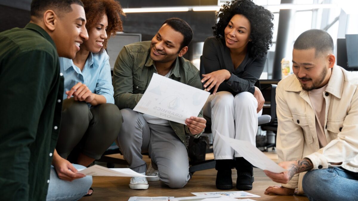 Novo líder se apresentado para equipe em uma reunião inicial da sua gestão.