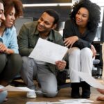 Novo líder se apresentado para equipe em uma reunião inicial da sua gestão.