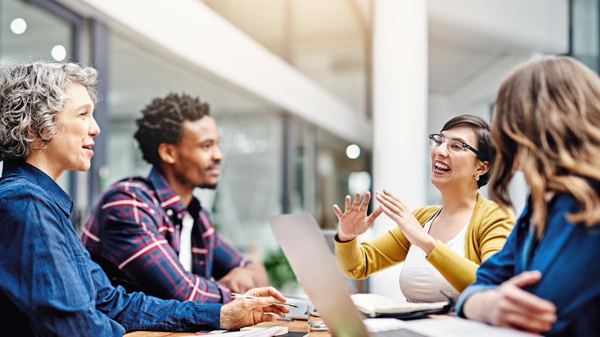 Equipe reunida explorando os temas Liderança e Performance.