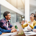 Equipe reunida explorando os temas Liderança e Performance.