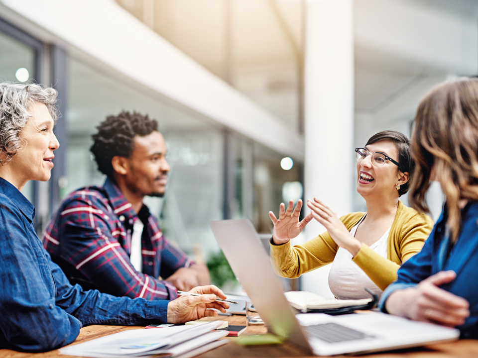 Equipe reunida explorando os temas Liderança e Performance.