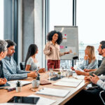 Líder e sua equipe em uma reunião estratégica de negócios.