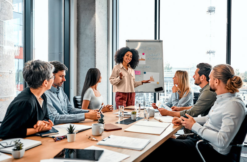 Líder e sua equipe em uma reunião estratégica de negócios.