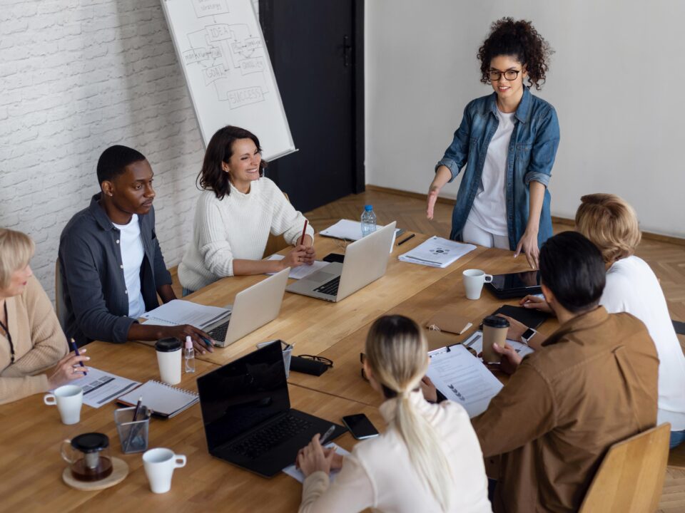 Líder e sua equipe reunidos para tomada de decisão em um cenário instável.