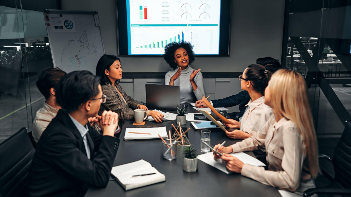 Líder inspirando sua equipe em um ambiente colaborativo, simbolizando a liderança ousada, a coragem e a construção de confiança nas organizações.