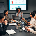 Líder inspirando sua equipe em um ambiente colaborativo, simbolizando a liderança ousada, a coragem e a construção de confiança nas organizações.