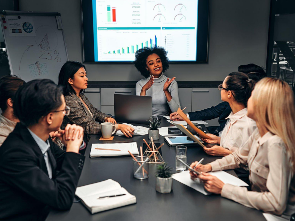 Líder inspirando sua equipe em um ambiente colaborativo, simbolizando a liderança ousada, a coragem e a construção de confiança nas organizações.