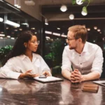 Líder praticando empatia na liderança durante conversa com sua equipe.